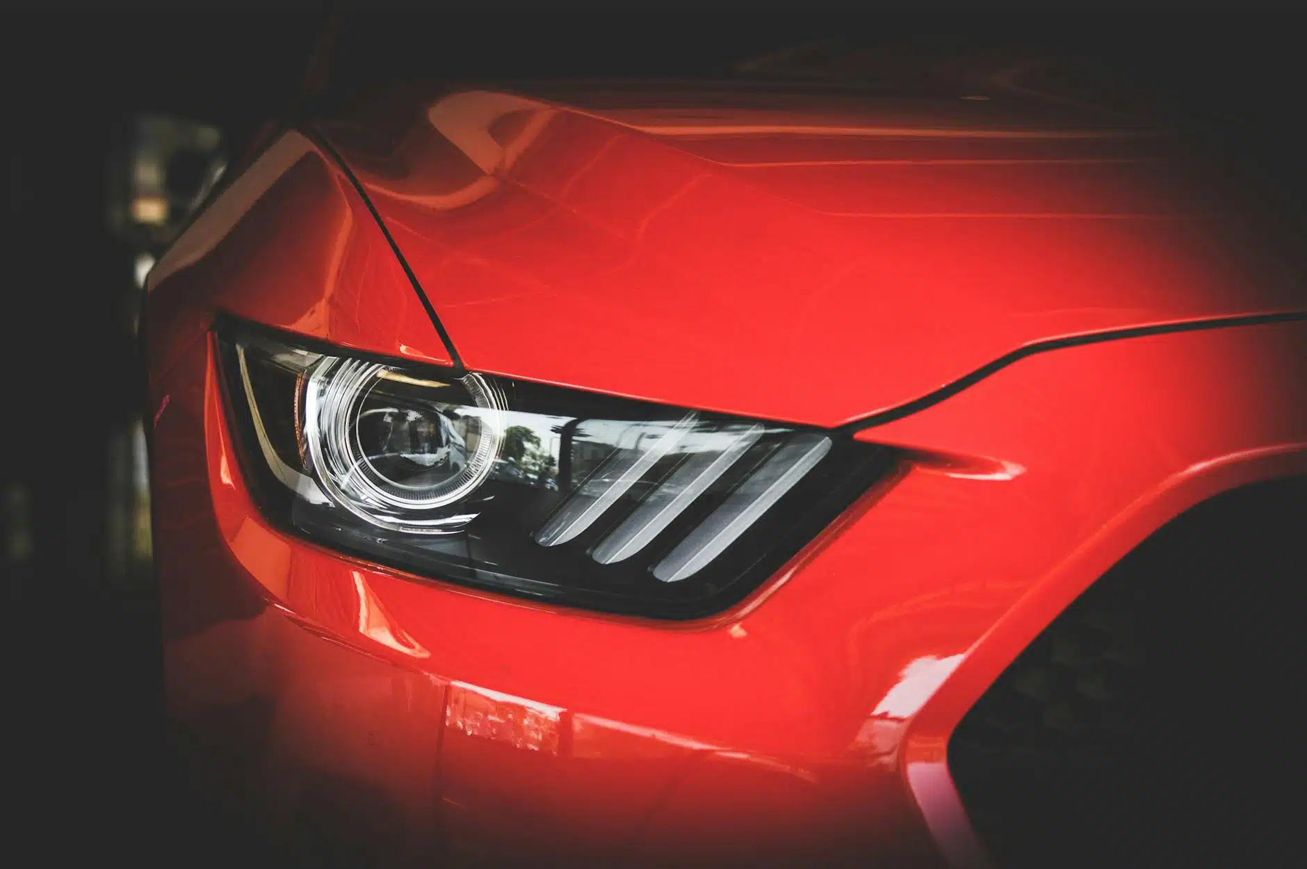 phare d'une voiture rouge