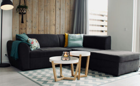 Inspiration déco : comment mettre en valeur votre canapé avec originalité