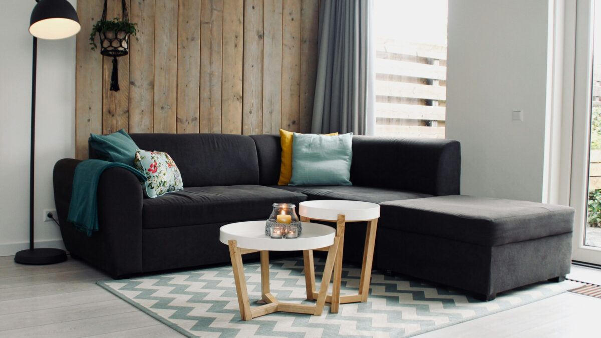 Inspiration déco : comment mettre en valeur votre canapé avec originalité