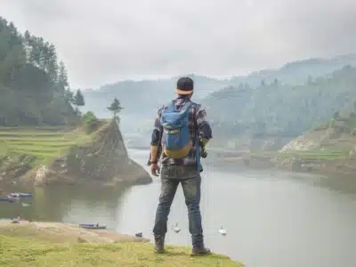 un voyageur en montagne
