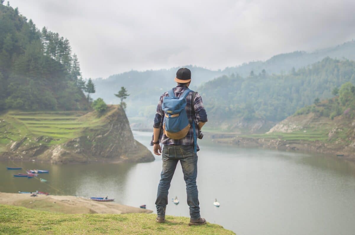 un voyageur en montagne