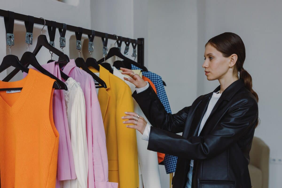 différentes pièces de mode d'un dressing