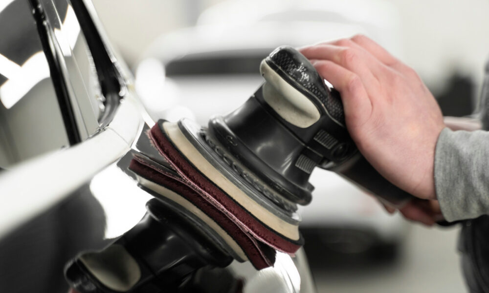 Tout savoir sur le polissage de voiture : guide pratique pour une carrosserie éclatante