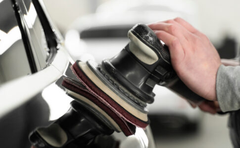 Tout savoir sur le polissage de voiture : guide pratique pour une carrosserie éclatante
