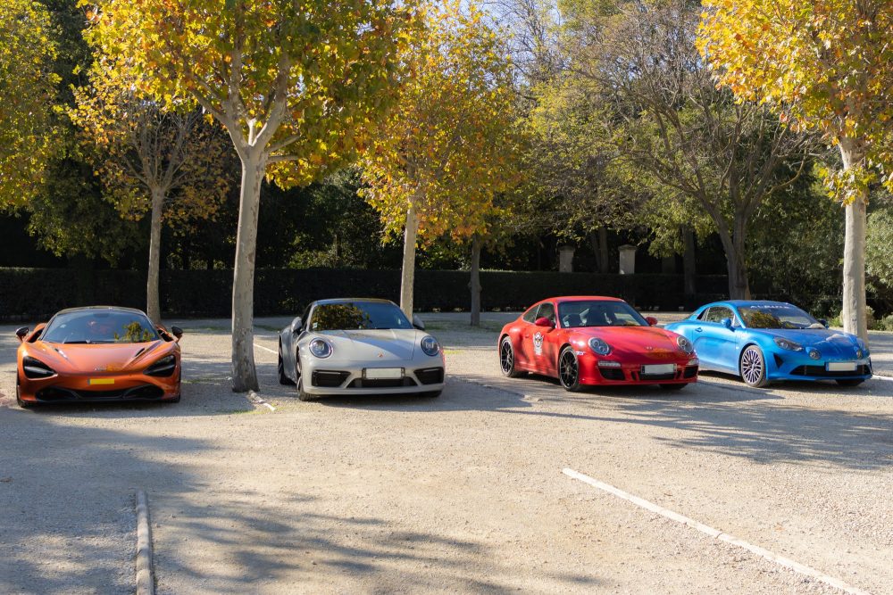 voitures de course garées sur un parking